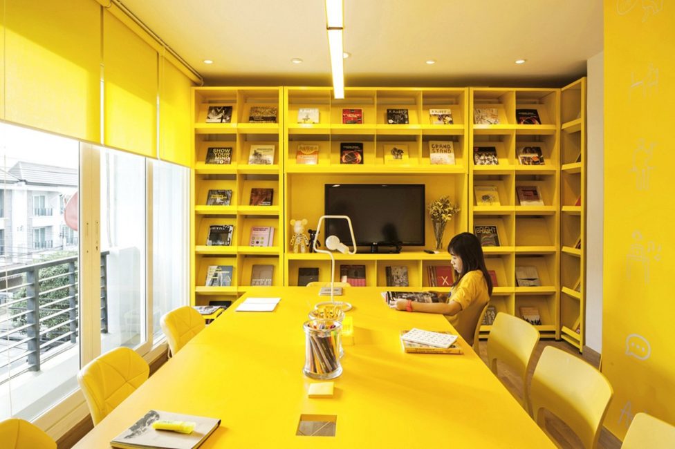 Interior amarelo, ensolarado brilhante