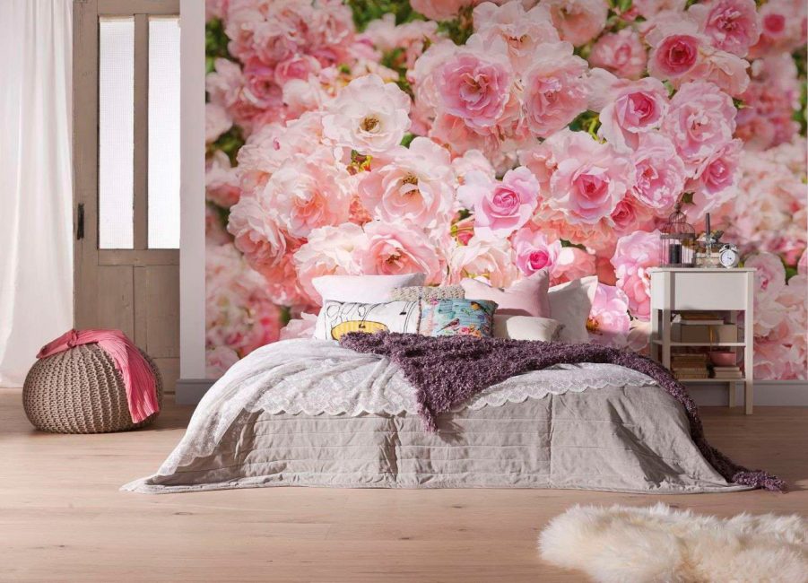 बिस्तर के सिर पर फूलों की तस्वीर