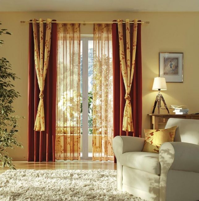 Trilhos da cortina são o detalhe que dá à sala um estilo acabado.