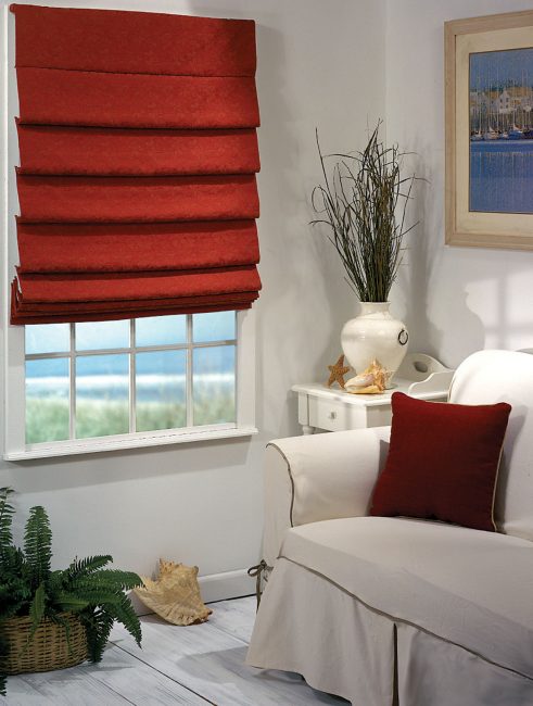 A cortina romana é um tecido de cortina, no qual são fixadas hastes rígidas.