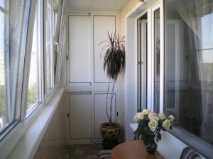 Conception de balcon avec garde-robe - nous économisons de la place dans l'appartement (165+ photos). Comment faire un beau placard avec vos propres mains?