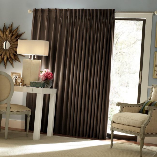As cortinas do quarto devem fornecer isolamento acústico.