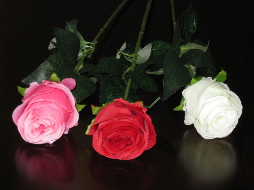 Rosas artificiales - una gran decoración para el hogar.