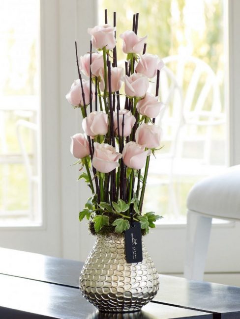 ช่อดอกไม้มีสไตล์พร้อมดอกตูมสีชมพู