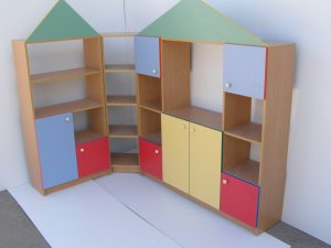 Ρακέτα για βιβλία και παιχνίδια στον παιδικό σταθμό: Απλή και πρωτότυπη λύση για το σύστημα αποθήκευσης do-it-yourself (225 + Φωτογραφία)