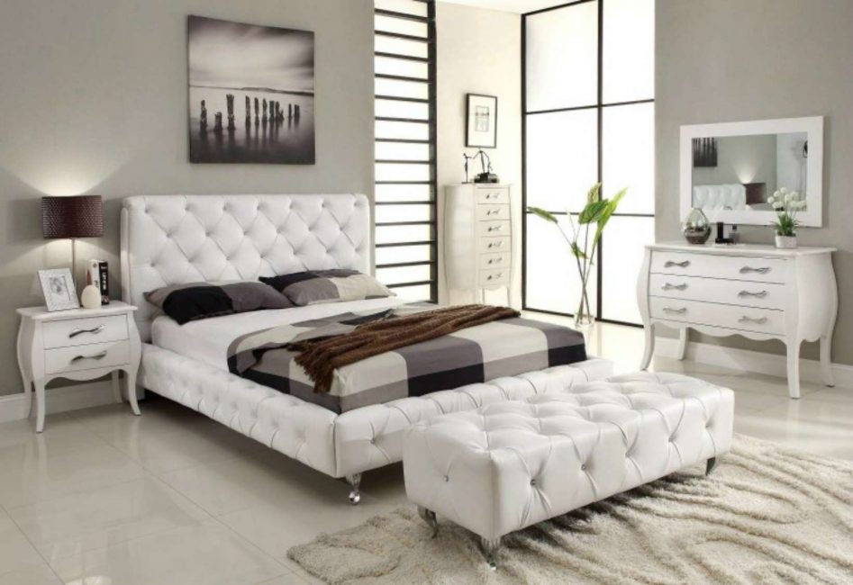 Phòng ngủ cổ điển với nội thất màu trắng