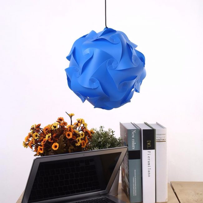 Синя лампа за светъл дизайн