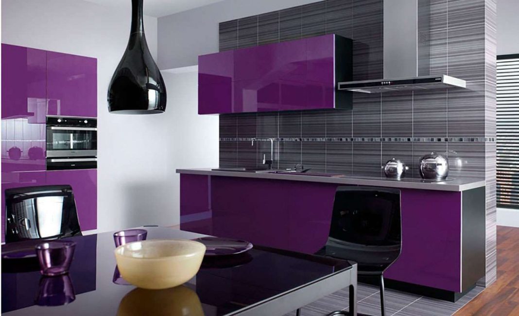 Bright lilac for a large kitchen