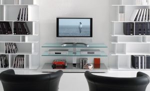 Prateleira de TV na parede (295+ fotos): nuances de design (articulada, canto, vidro)