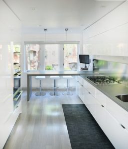 कैसे एक संकीर्ण और लंबी रसोई बनाने के लिए: एक छोटे इंटीरियर के लिए बारीकियों और चालें (175+ तस्वीरें)