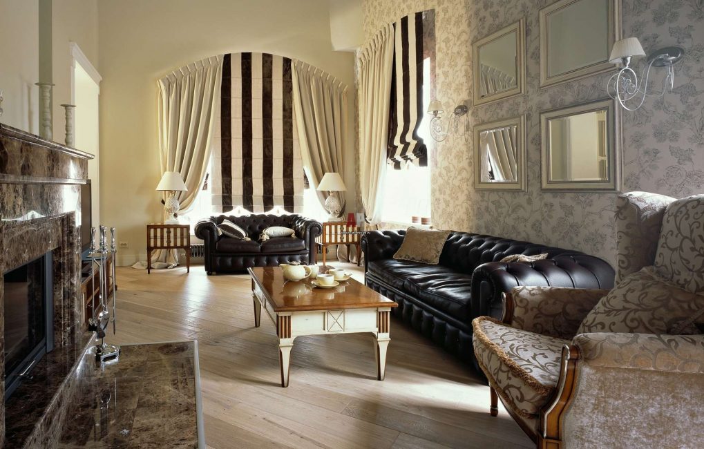Sala de estar elegante em cores claras e escuras
