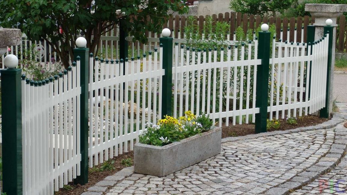 Грациозна бяла и зелена ограда
