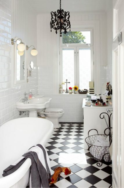 Cameră mică, confortabilă în culori albe.