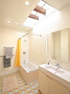 बाथरूम में रैक छत: एक आदर्श परिणाम के लिए 4 कदम। DIY स्थापना