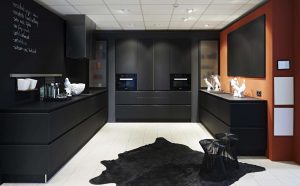 Нова тенденция в света на кухнята - Черна кухня в интериора (220+ Фото комбинации в дизайна)