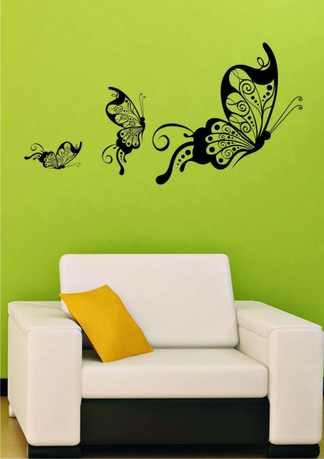 Hellgrüne Wand mit Schmetterlingen
