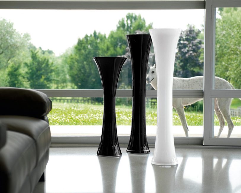 Choosing a vase, do not forget about the chosen style.