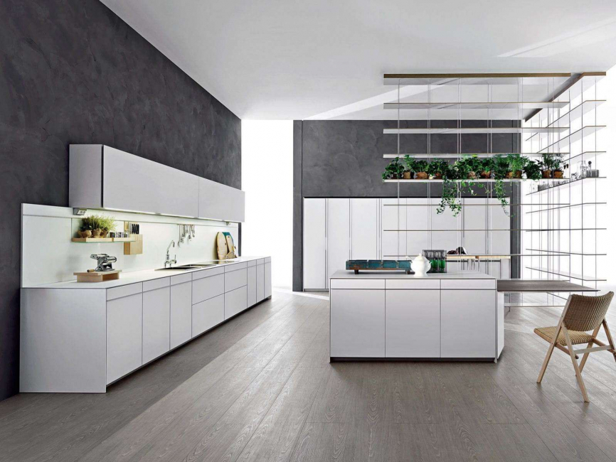 Die beste Wahl ist eine graue Küche mit weißen Fassaden.
