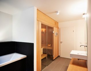 Phòng tắm với một mansard cho những người yêu thích nghỉ ngơi tốt: 230+ (Ảnh) Dự án (từ một quán bar, với một sân thượng, với một hiên)