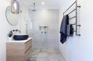 Décoration de salle de bain avec pierre artificielle: lavabo, comptoir, étagères. Caractéristiques d'utilisation du matériel