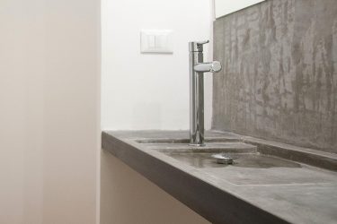 인공 석재가있는 욕실 장식 : 세면기, 조리대, 선반. 재료 사용의 특징
