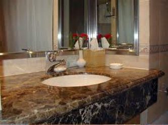 Dekorasi bilik mandi dengan batu buatan: basuh, meja, rak. Ciri-ciri penggunaan bahan
