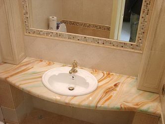 Decoração de casa de banho com pedra artificial: lavatório, bancada, prateleiras. Recursos de uso de material