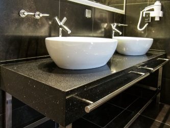 زخرفة الحمام مع الحجر الاصطناعي: مغسلة ، كونترتوب ، رفوف. ميزات استخدام المواد