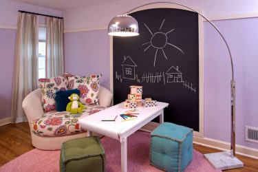 부드러운 소파가있는 어린이 방 설계하기 : 어떻게 그리고 어디에 놓아야합니까?