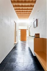 Couloir moderne dans l'appartement et dans une maison privée avec leurs propres mains. 175+ idées de photo avec fenêtre, échelle et autres options de conception