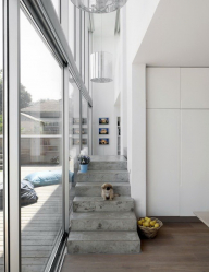 Reka bentuk dalaman rumah bandar dalam gaya moden: 155+ (Foto) projek untuk ruang tamu, dapur, halaman
