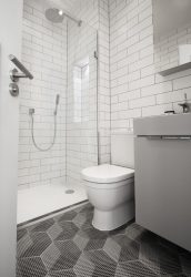 Reka bentuk bilik mandi di rumah kayu (200+ Foto): Hiasan DIY (siling, lantai, dinding)