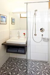 목조 주택 (200+ 사진)의 욕실 디자인 : DIY 장식 (천장, 바닥, 벽)