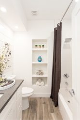 Reka bentuk bilik mandi di rumah kayu (200+ Foto): Hiasan DIY (siling, lantai, dinding)