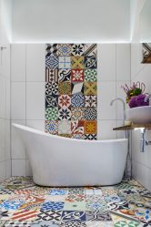 Ahşap bir evde banyo tasarımı (200+ Fotoğraf): DIY dekorasyon (tavan, zemin, duvarlar)