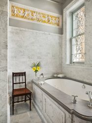 การออกแบบห้องน้ำในบ้านไม้ (200 ภาพ): การตกแต่ง DIY (เพดานพื้นผนัง)