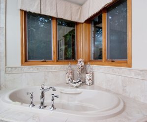 Σχεδιασμός μπάνιου σε ξύλινο σπίτι (200+ φωτογραφίες): DIY διακόσμηση (οροφή, δάπεδο, τοίχοι)
