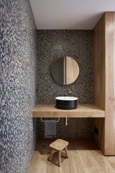 एक लकड़ी के घर में बाथरूम डिजाइन (200+ तस्वीरें): DIY सजावट (छत, फर्श, दीवारें)