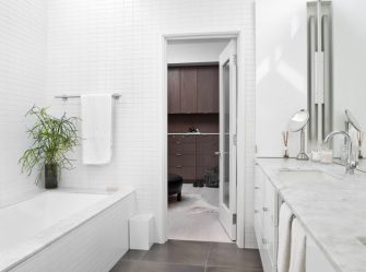 Vilka dörrar till toaletten och badrummet är bättre? 170 Alternativ för ditt val (glas, plast, glidning)