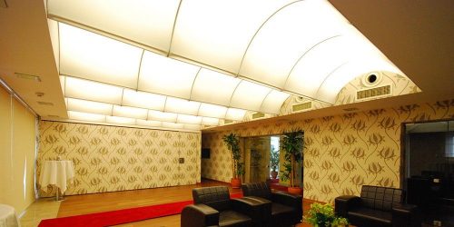 Plafonds à deux niveaux dans la salle: matériaux, combinaisons intéressantes, idées de design (135+ photos)