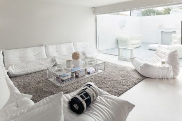 सफेद बर्फ के रंग में रहने वाले कमरे का डिज़ाइन - हम कुलीन कृति बनाते हैं। 135 + इंटीरियर में वास्तविक शैली समाधान की तस्वीरें