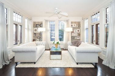 O design da sala de estar na cor da neve branca - criando obras-primas de elite 135+ Fotos de soluções de estilo real no interior