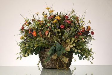 घर के इंटीरियर के लिए कृत्रिम फूल: कई वर्षों तक सौंदर्य (गुलदस्ते, रचनाएं, इकिबनी)