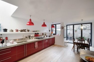 Keajaiban warna yang mempengaruhi persepsi kami terhadap pedalaman: Reka bentuk dapur merah dalam warna-warna terang (115+ Foto)