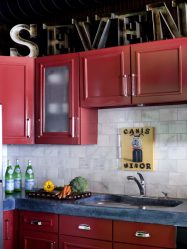 سحر اللون الذي يؤثر على إدراكنا للداخلية: تصميم مطبخ أحمر بألوان زاهية (115+ صورة)