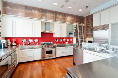 La magia del colore che influisce sulla nostra percezione degli interni: Design di una cucina rossa dai colori vivaci (115+ foto)