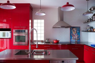 İç mekandaki algımızı etkileyen rengin büyüsü: Parlak renklerde kırmızı bir mutfağın tasarımı (115+ Fotoğraf)