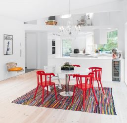 ความมหัศจรรย์ของสีที่ส่งผลต่อการรับรู้การตกแต่งภายในของเรา: การออกแบบห้องครัวสีแดงในสีสดใส (115+ ภาพ)