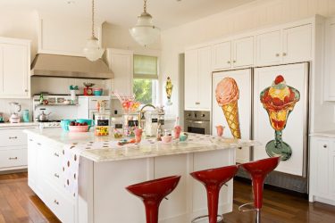 Der Zauber der Farbe, der unsere Wahrnehmung des Interieurs beeinflusst: Entwurf einer roten Küche in hellen Farben (115+ Fotos)