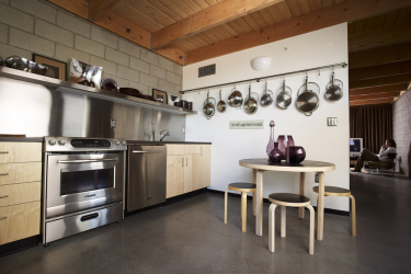 एक आला के साथ रसोई का इंटीरियर: हम रसोई की जगह को सही ढंग से सजाते हैं (दीवार में, खिड़की के नीचे, कोने में)